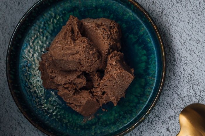 Ilustrasi - cara membuat es krim coklat homemade.