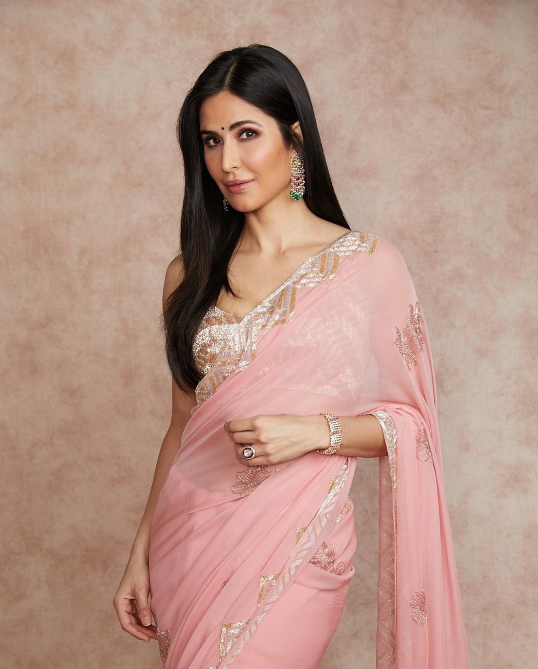 Katrina Kaif gunakan sari rancangan Manish Malhotra.