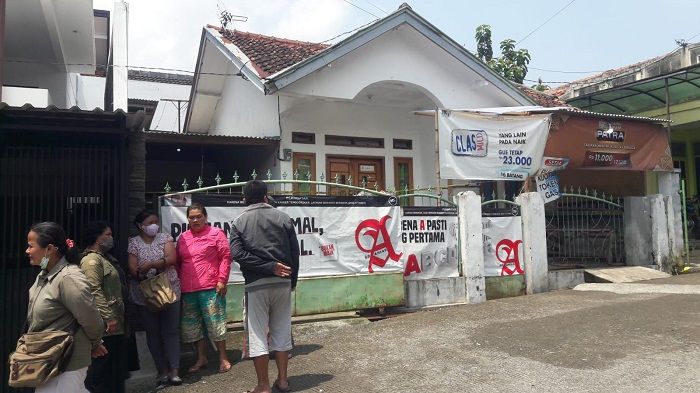 Warga berkerumun di depan rumah seorang ibu dan dua anaknya yang ditemukan tewas diduga bunuh diri di Perum Jati Putra Asri di Desa Cibunar, Kecamatan Tarogong Kidul, Kabupaten Garut. Berikut ini fakta-faktanya.*