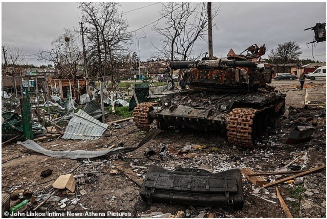 Sebuah tank hancur ditunjukkan Kyiv Rabu 13 April 2022. Pasukan Ukraina telah menghancurkan ribuan kendaraan Rusia sejak Vladimir Putin meluncurkan invasi ke Ukraina. 