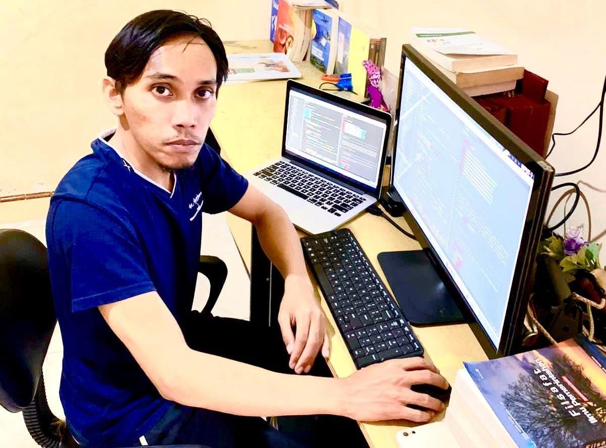 Marsuki SEO adalah pakar SEO (Search Engine Optimization) dan Pemogram komputer asal kota Jambi.