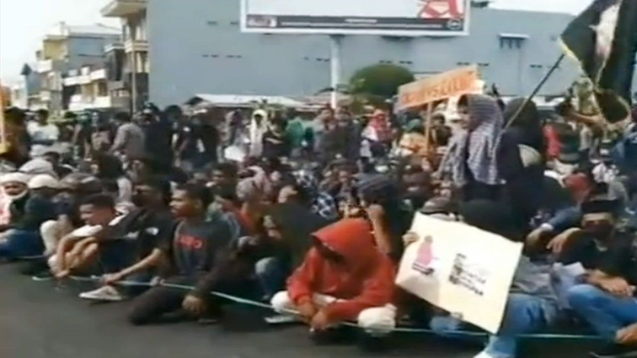 Aksi damai Mahasiswa Ternate di depan kantor Walikota  berujung icuh/ tangkap layar video/