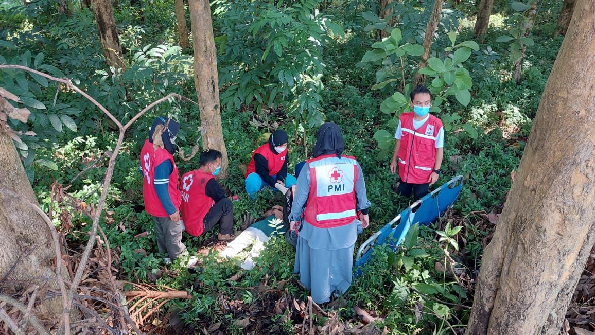 Relawan PMI Banjarnegara dalam simulasi penanganan korban banyak di sesi refresh Pertolongan Pertama jelang Idul Fitri 1443 H