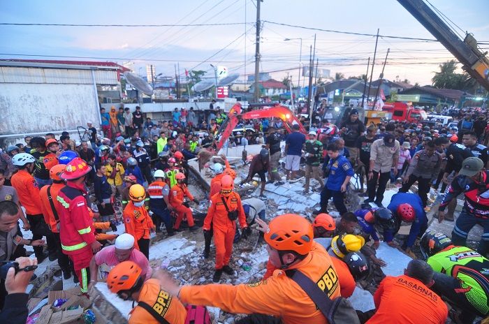 Tim SAR mengevakuasi korban yang terjebak di reruntuhan gedung retail modern Alfamart di Gambut Km 15, Kabupaten Banjar, Kalimantan Selatan, Senin 18 April 2022. Sebanyak 17 orang menjadi korban dalam peristiwa tersebut, seorang di antaranya tewas.