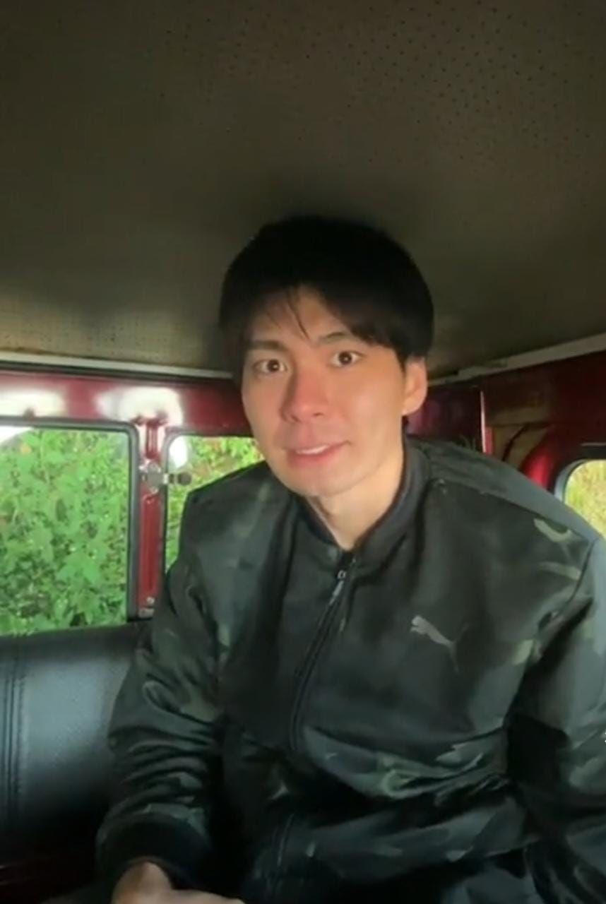 Tozaki Takahiro saat berlibur di Bromo naik mobil jeep.