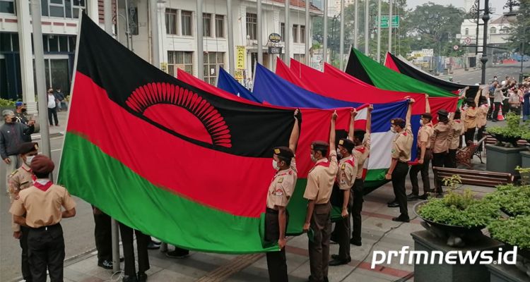Pengibaran bendera negara Asia Afrika di komplek Gedung Merdeka hari ini Senin, 18 April 2022.