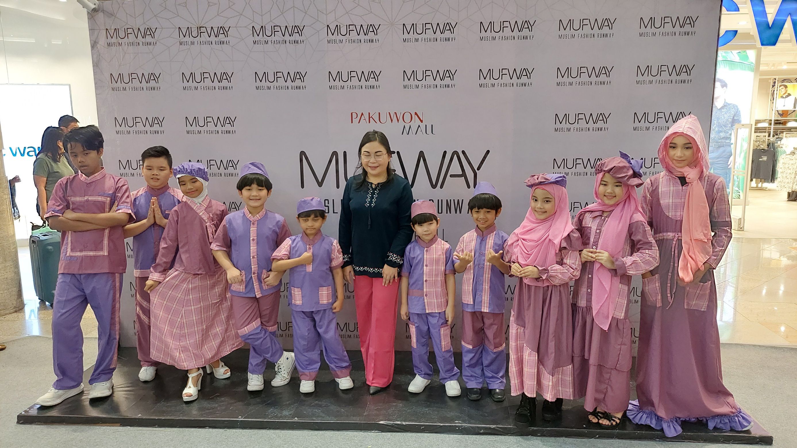 Meyti Hanna ( baju hitam ) bersama seluruh koleksi the Purple kids of ramadan 