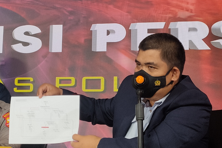 Kabag Bantuan Operasi Densus 88 Kombes Aswin Siregar, menjelaskan dokumen jaringan teroris NII di Sumatera Barat, di Mabes Polri, Jakarta, Senin (18/4/2022).