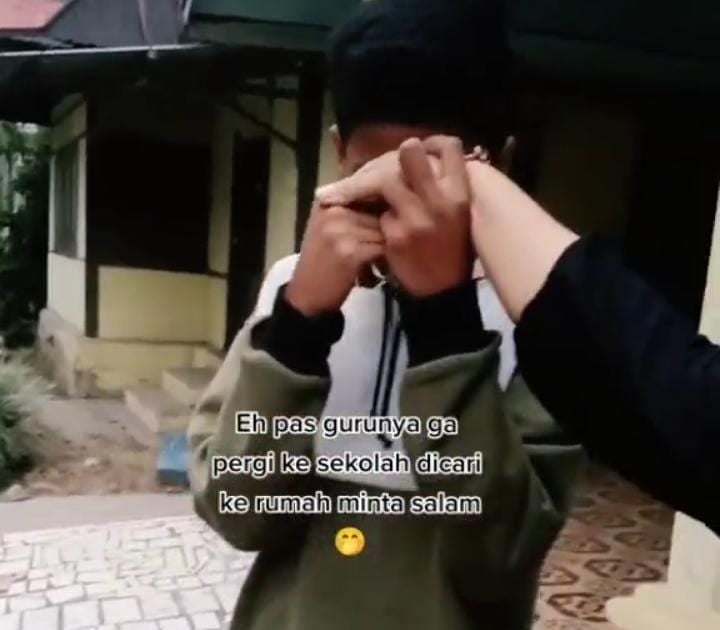 VIRAL TIKTOK! Siswa Ketagihan Salaman Dengan Ibu Guru Cantik, Netizen ...