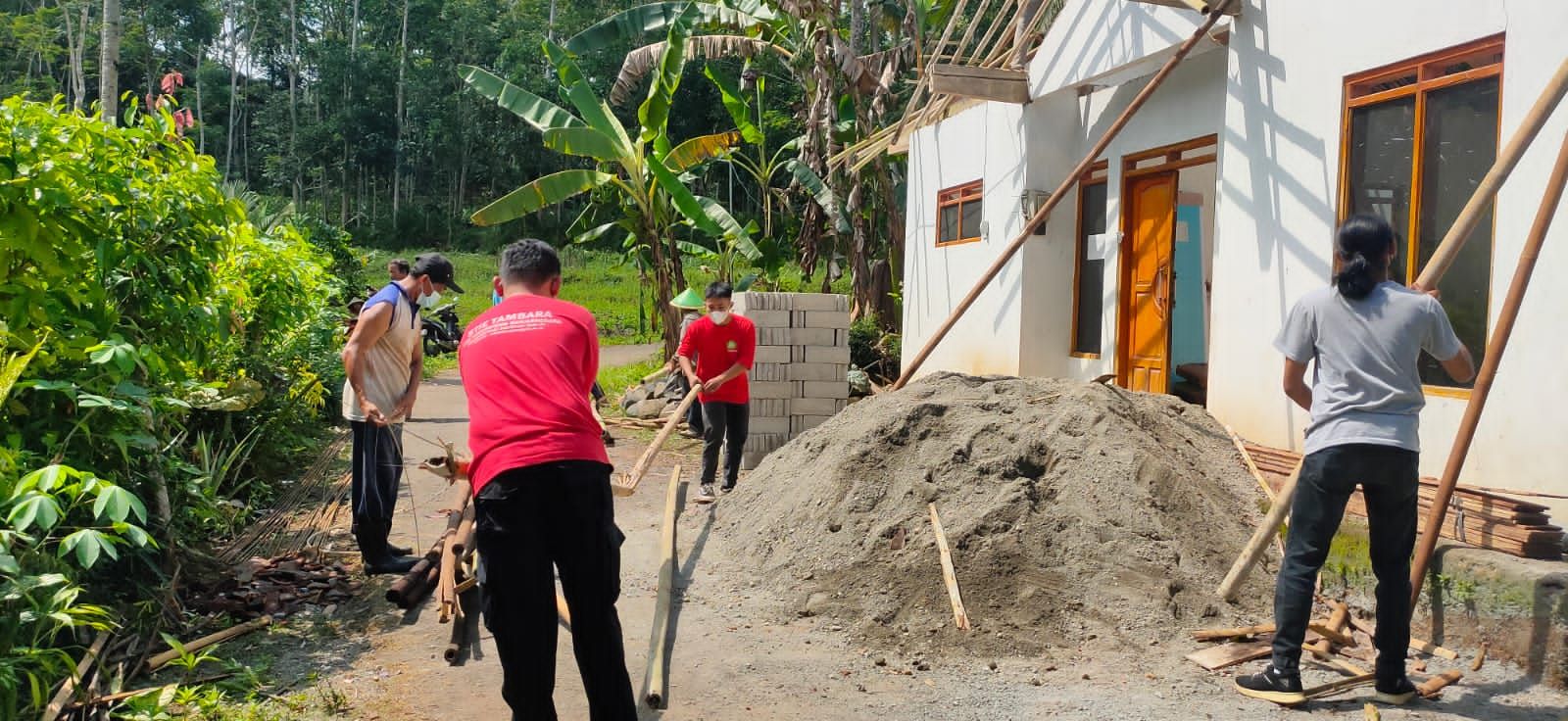 Mahasiswa STIE Tamansiswa Banjarnegara membantu membongkar rumah penerima RTLH di desa Majalengka, Kecamatan Bawang