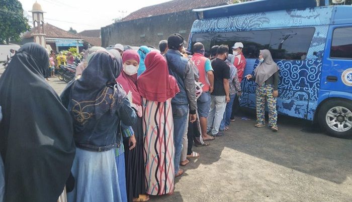 Masyarakat Kota Tasik  antri untuk menukar uang melalui mobil kas keliling Bank Indonesia pada kegiatan Opaerasi Pasar Murah (OPM) Ramadhan di Kecamatan Tamansari Kota Tasikmalaya, Rabu 20 April 2022.*