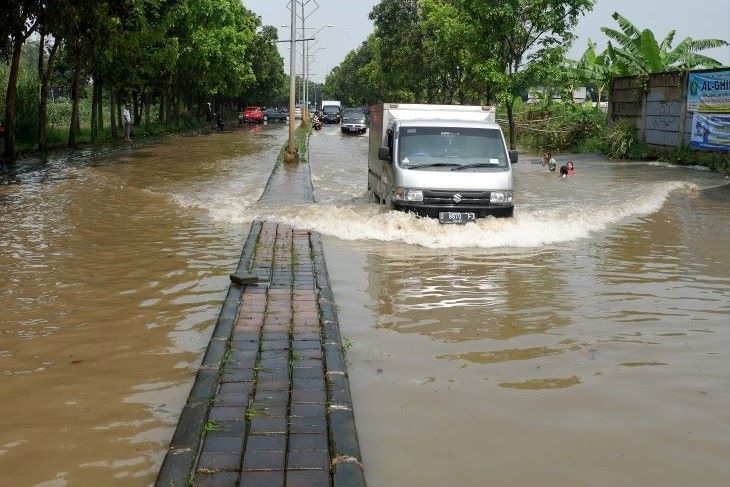 Sebuah mobil memaksakan diri menerobos banjir yang menggenangi Jalan Pendamping SOR GBLA Gedebage Kota Bandung, Rabu 20 April 2022.