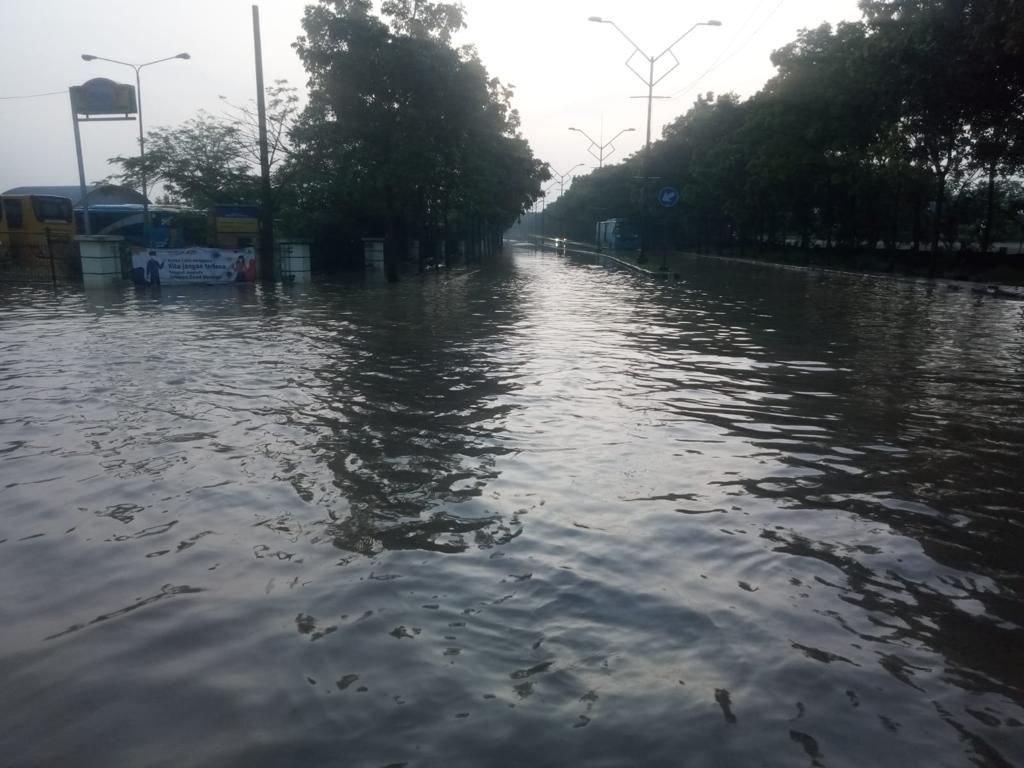 Banjir di kawasan Gedebage juga menimpa kantor Dishub Kota Bandung.