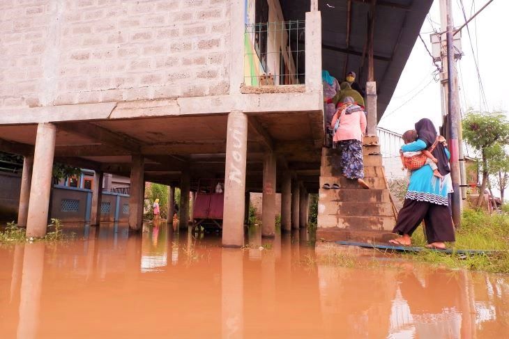 Warga mendatangi tempat pemeriksaan kesehatan di rumah evakuasi banjir di Desa Tegalluar Kecamatan Bojongsoang Kabupaten Bandung.