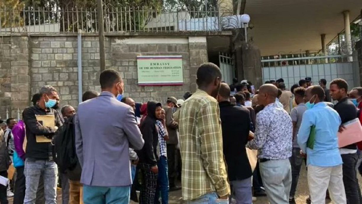 Lusinan pemuda Ethiopia berkumpul di kedutaan Rusia di ibu kota, Addis Ababa, menyusul desas-desus tentang tentara yang direkrut untuk berperang di Ukraina./ 