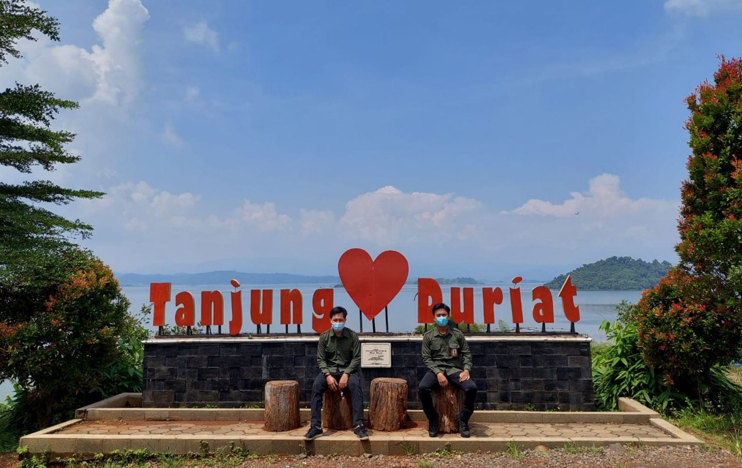 Para Pegawai Bidang Pariwisata Disparbudpora Kabupaten Sumedang, sedang mengecek kesiapan destinasi wisata Tanjung Duriat, Jatigede, jelang libur panjang lebaran.