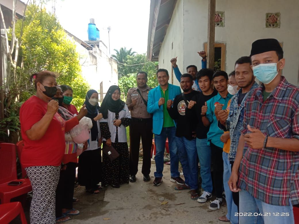 KNPI Sulawesi Tenggara bagikan ratusan paket sembako kepada masyarakat.