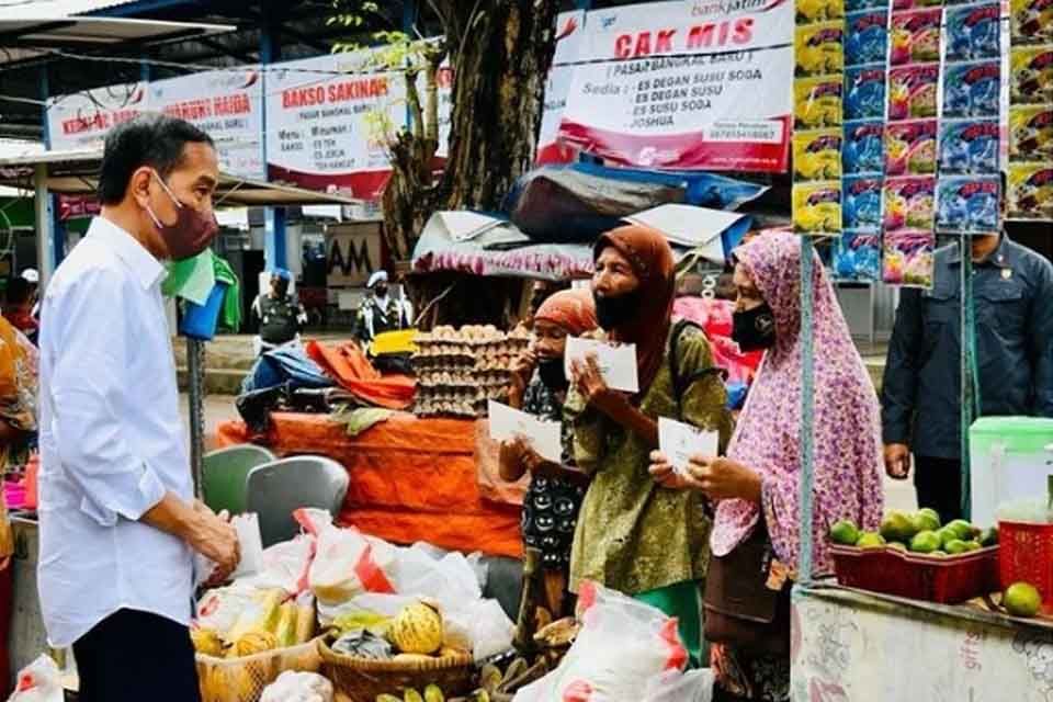 Presiden memberikan bantuan sosial berupa BLT Minyak Goreng dan Bantuan Modal Kerja bagi penerima manfaat dan para pedagang di Pasar Anom dan Pasar Bangkal Baru, Kabupaten Sumenep.