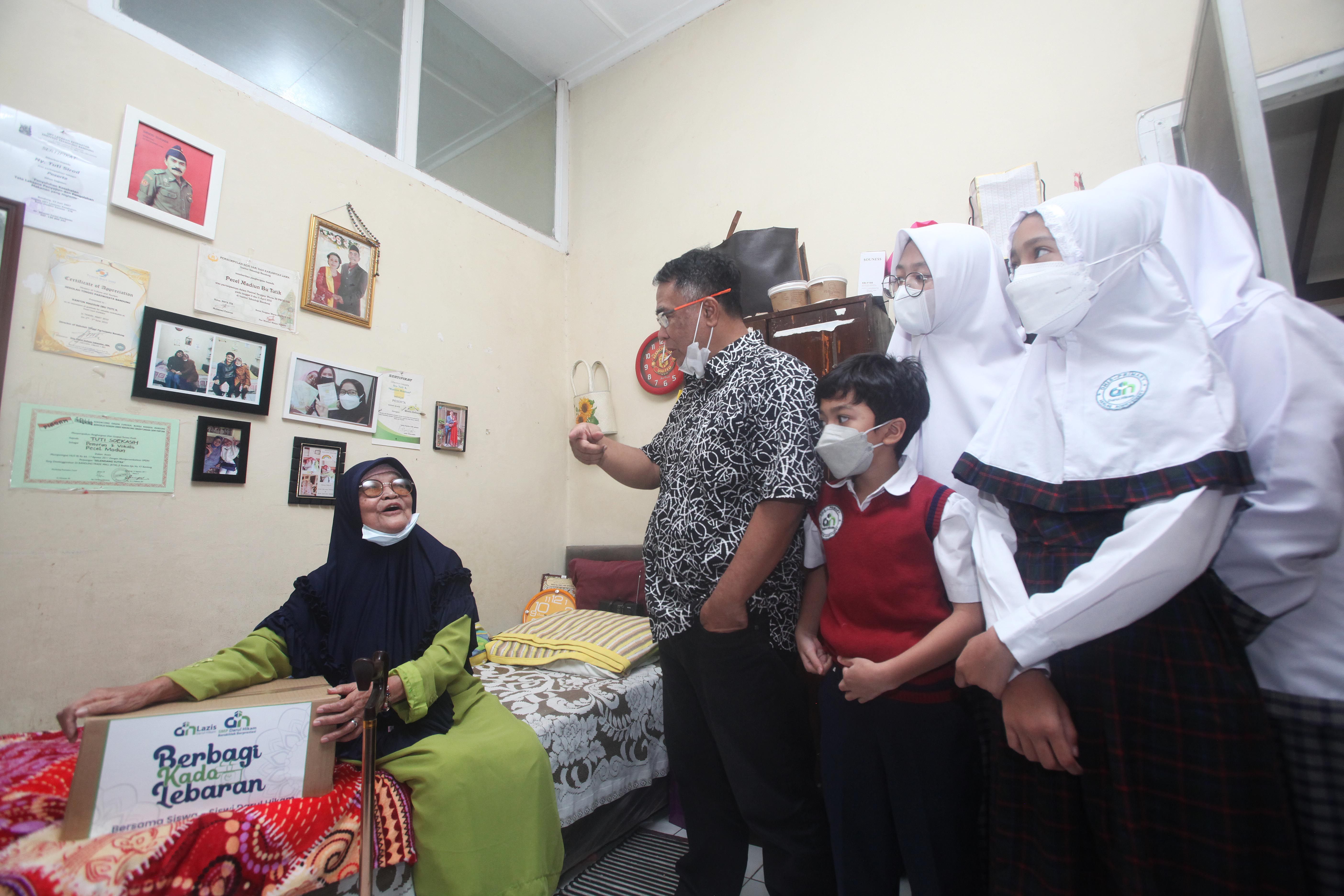 Ketua Yayasan Darul Hikam, Sodik Mudjahid menyerahkan paket kepada lansia pada acara penyerahan Berbagi Kado Lebaran di Panti Sosial Tresna Werdha Budi Pertiwi, Jalan Sancang, Kota Bandung, Jawa Barat, Kamis (21/4/2022). 