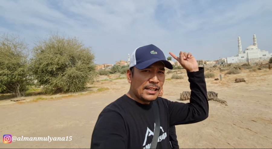 Alman Mulyana menunjukan lokasi bekas Perang Badar tahun 2 H/624 M di Kota Badar, Saudi Arabia