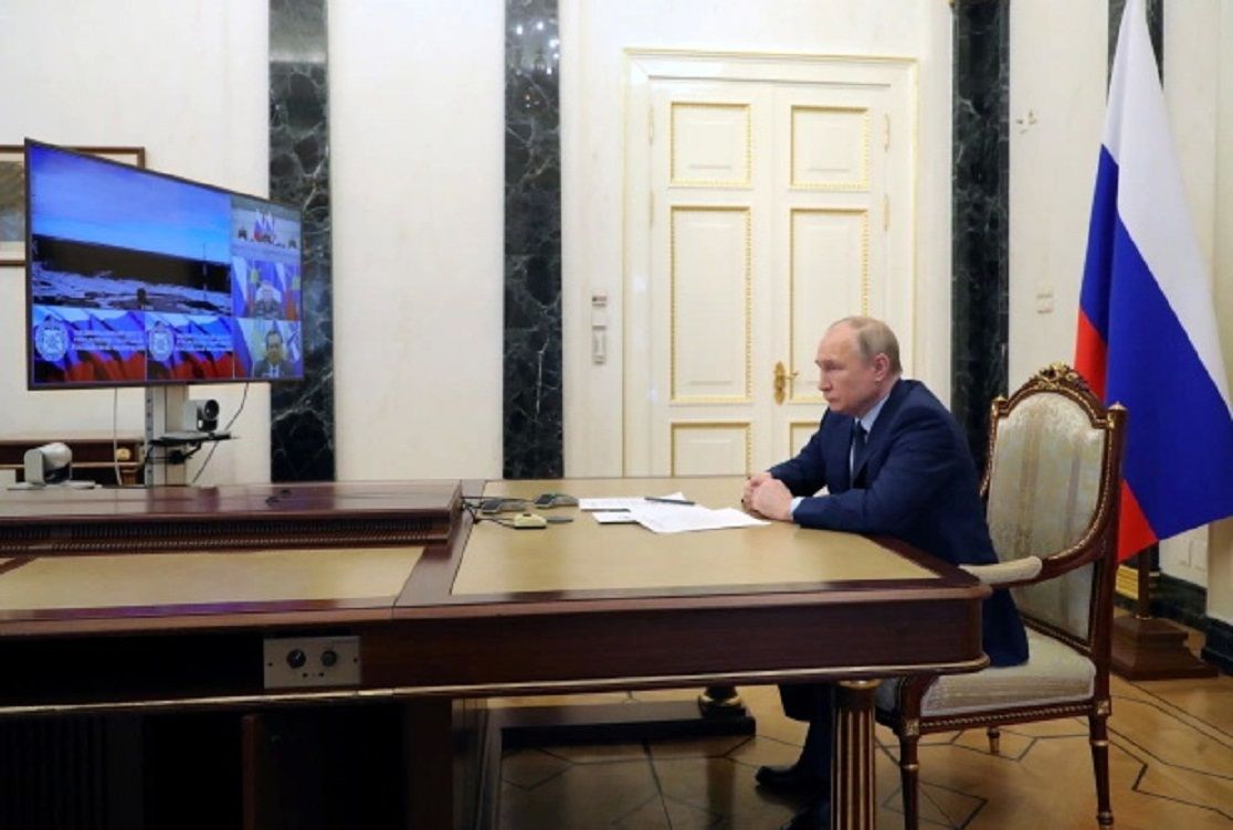 Vladimir Putin menyaksikan peluncuran rudal.  