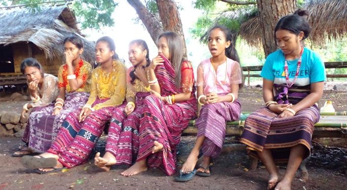 Para gadis Desa Sulengwaseng yang berpantang sebagai bagian dari ritus Lepa Bura.