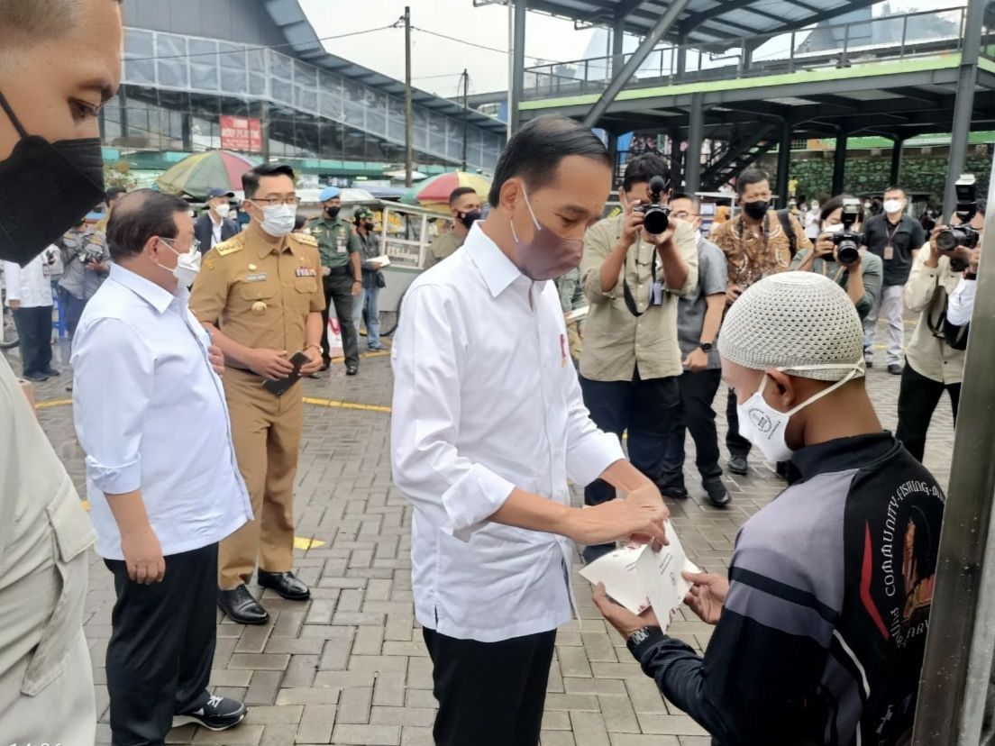 Presiden Jokowi saat berkunjung ke Pasar Cisarua Bogor, Kamis 21 April 2022.