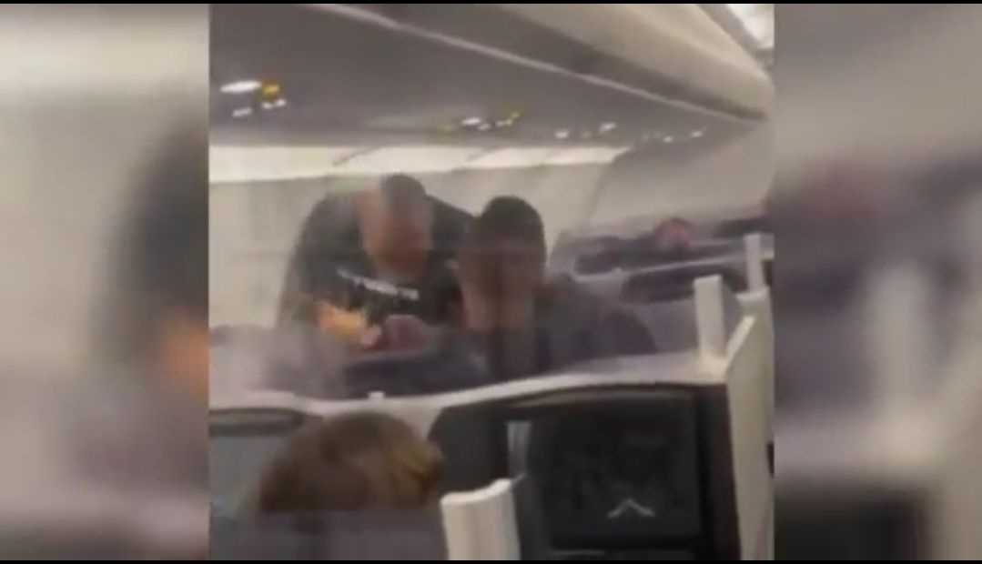 Mike Tyson memukul penumpang mabuk yang mengganggunya dengan permintaan foto selfie./Tangkap layar MarcaTV