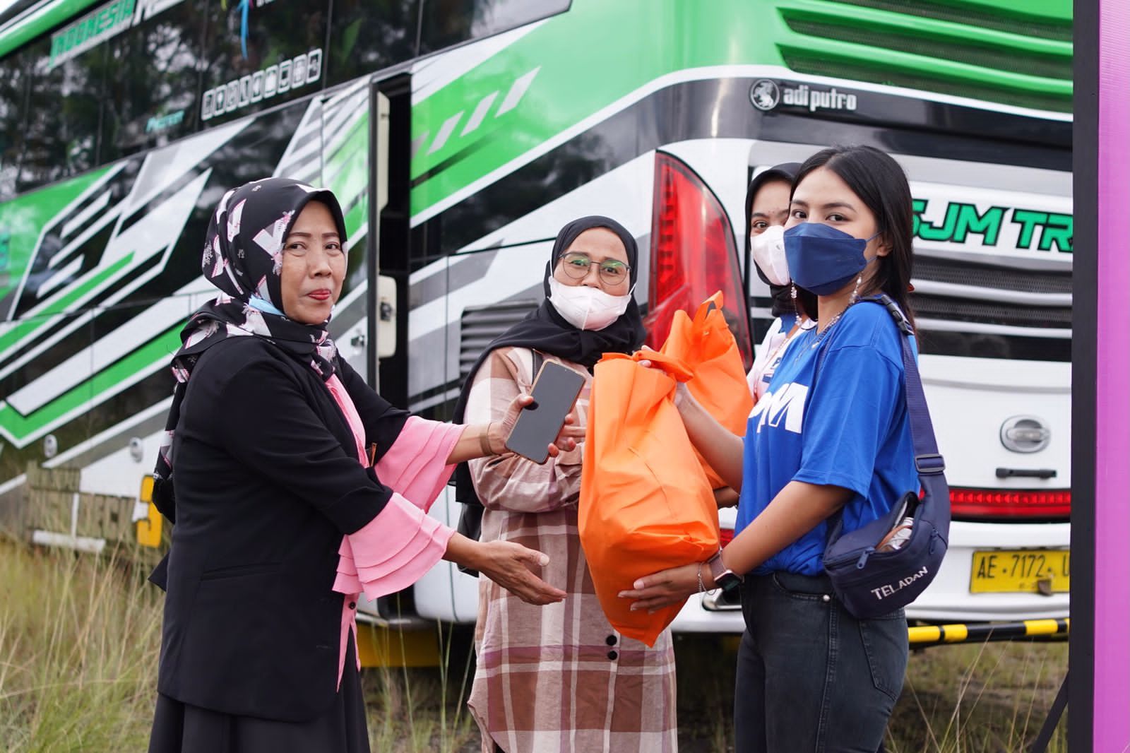 PT Permodalan Nasional Madani atau PNM memberikan paket sembako kepada ribuan perempuan pejuang ultra mikro di Sentul International Convention Center, Sentul, Jawa Barat, Kamis (21/04). (PNM)