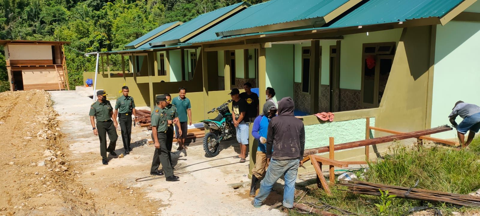 Danrem  182/JO Kolonel Inf Hartono. S.IP. didampingi  Kasi Intel dan Kasipers Korem meninjau langsung proses pembangunan perumahan prajurit.