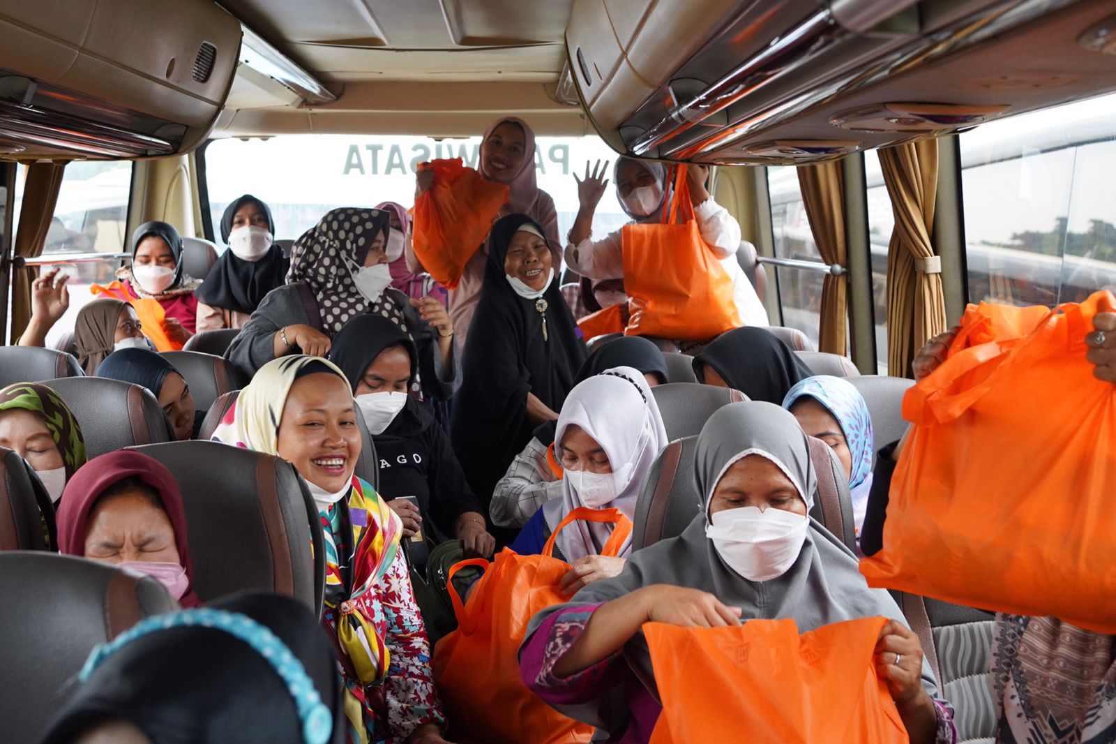 PT Permodalan Nasional Madani atau PNM memberikan paket sembako kepada ribuan perempuan pejuang ultra mikro di Sentul International Convention Center, Sentul, Jawa Barat, Kamis (21/04). (PNM)