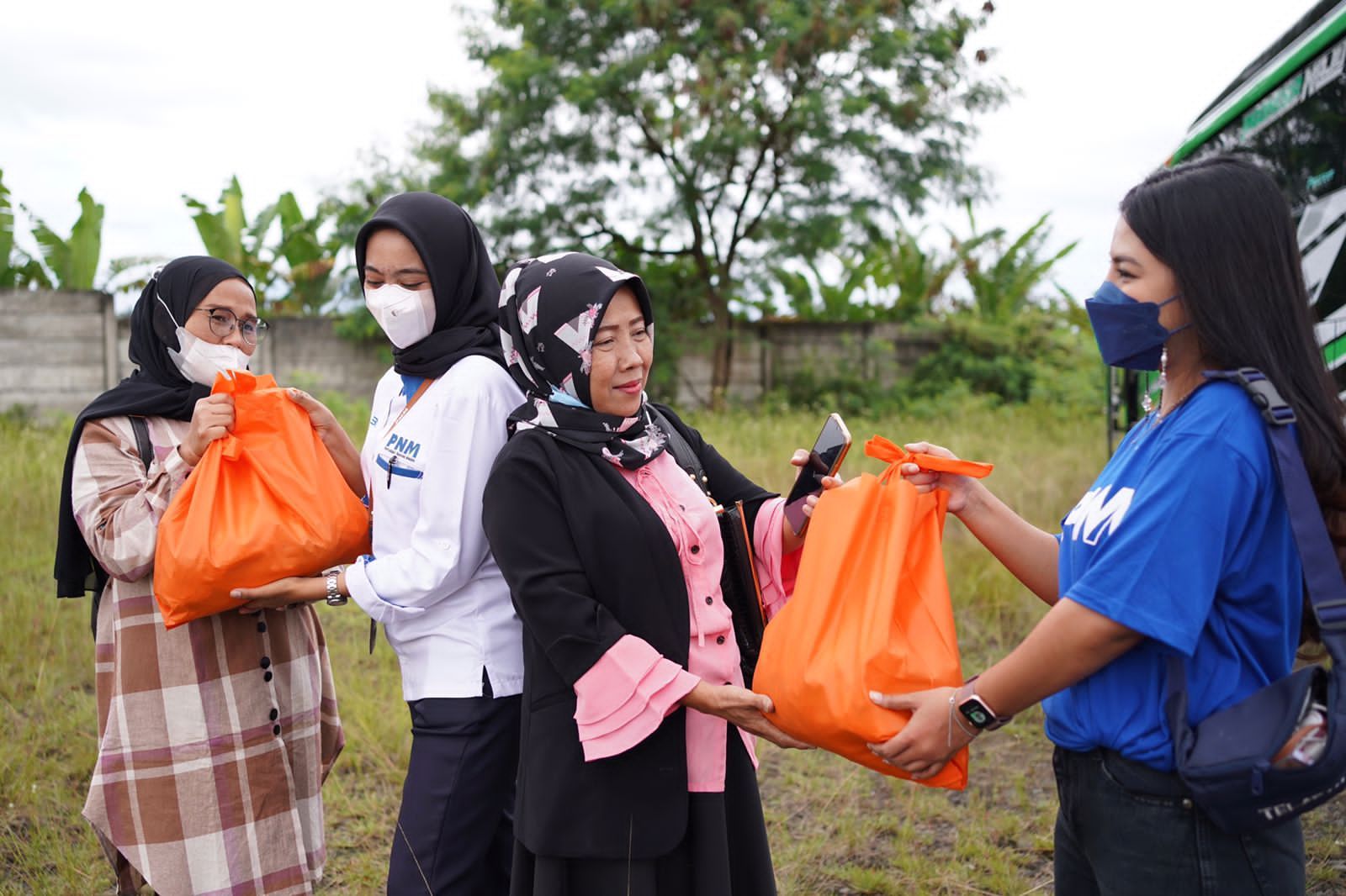 PT Permodalan Nasional Madani atau PNM memberikan paket sembako kepada ribuan perempuan pejuang ultra mikro di Sentul International Convention Center, Sentul, Jawa Barat, Kamis (21/04). (PNM)