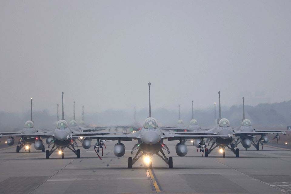 12 jet tempur F-16V melakukan 'elephant walk' selama latihan Tahun Baru tahunan di Chiayi, Taiwan, 5 Januari 2022. 