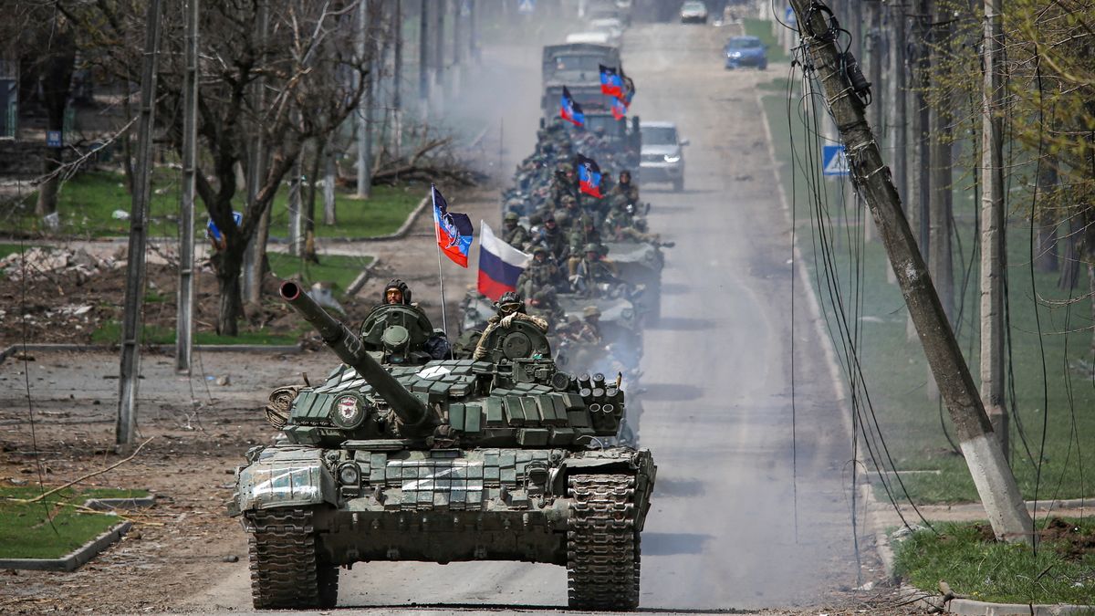 Konvoi tank Rusia memasuki wilayah  Mariupol, Ukraina.*  