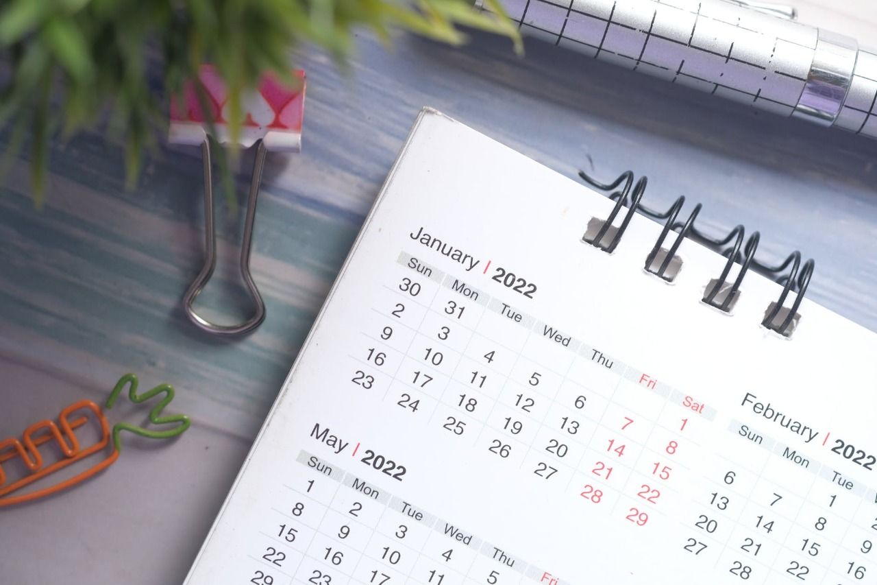 Ilustrasi hari dan tanggal dalam kalender, kunci jawaban tema 8 kelas 2 SD MI.