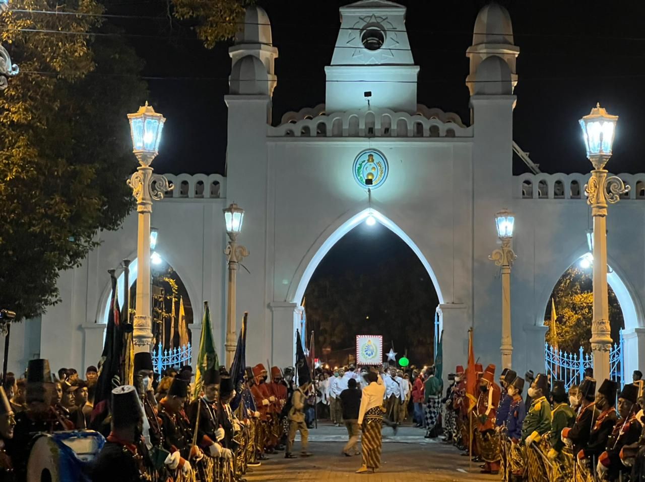 Tradisi Malam Selikuran Lembaga Dewan Adat Keraton Surakarta di Ikuti Ribuan Orang dan Berlangsung Khidmat