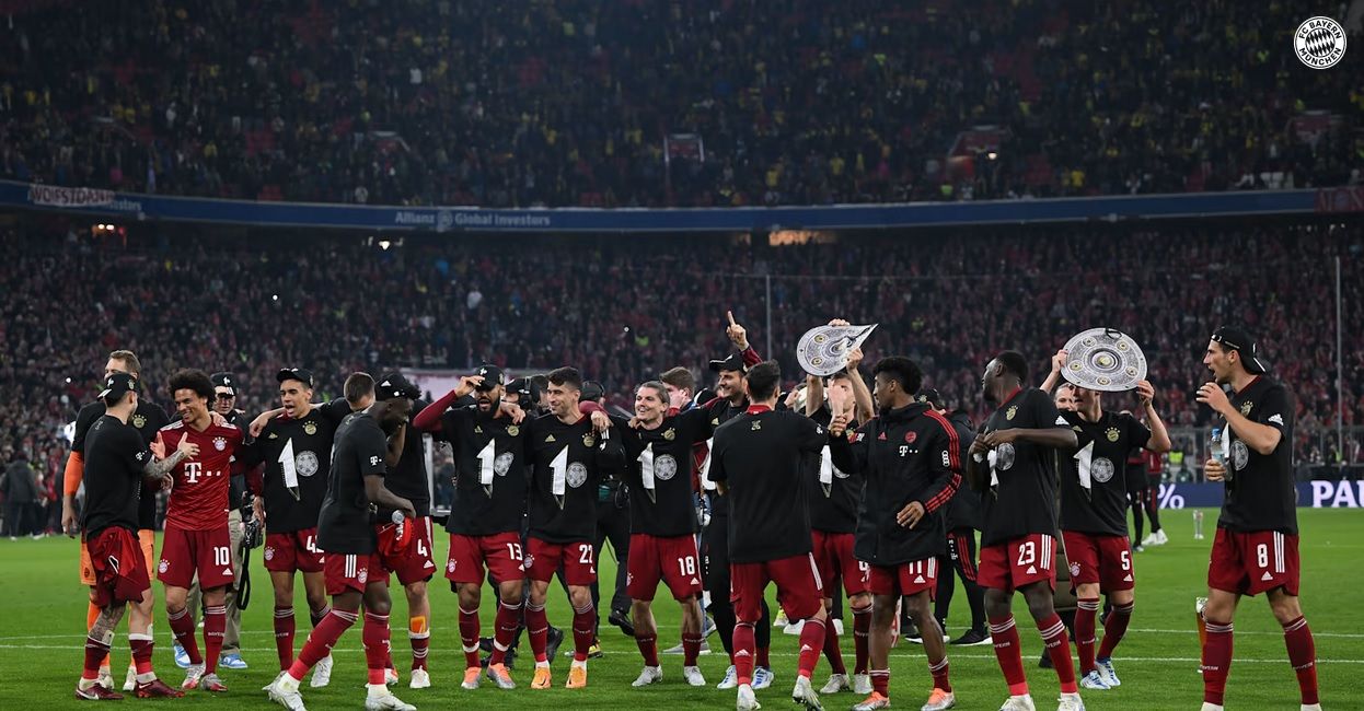Pemain Bayern Munchen merayakan gelar juara Bundesliga musim ini