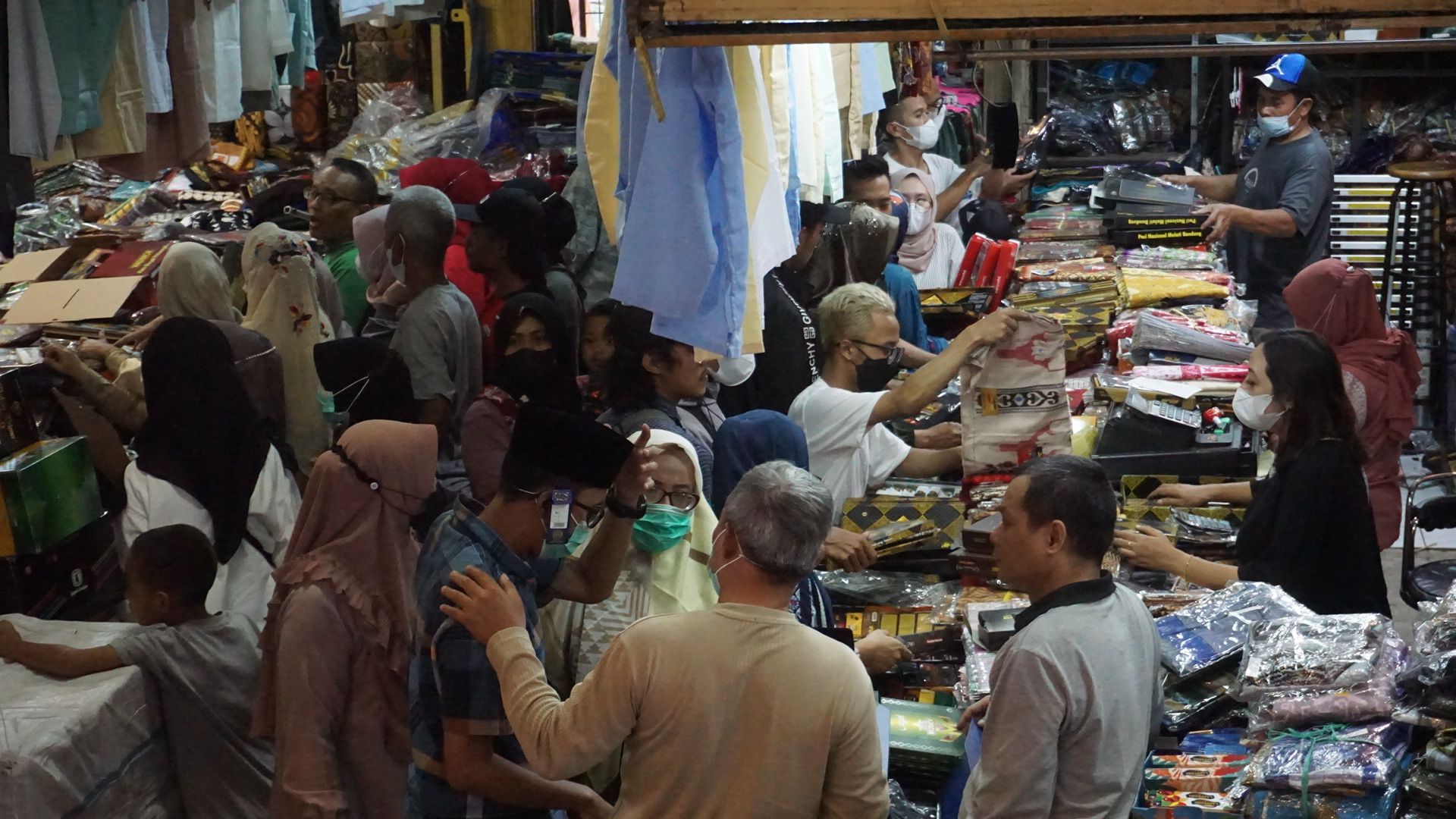 Warga mencari baju baru serta perlengkapan beribadah untuk Idul Fitri 1443 H, di pusat perbelanjaan Pasar Baru, di Jln Otto Iskandardinata, Kota Bandung, Ahad, 24 April 2022./M. Fadlillah/Galamedia