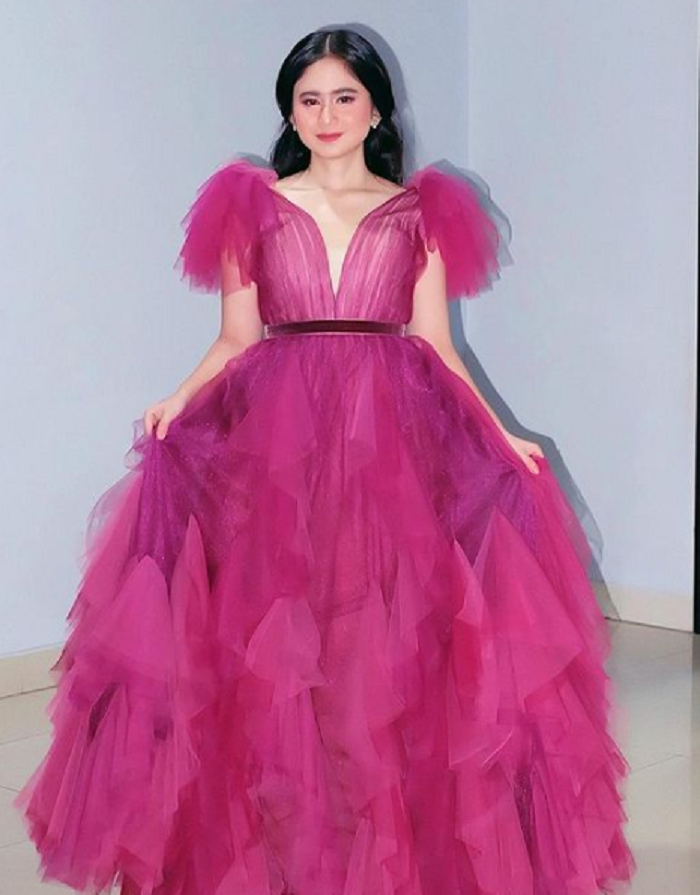 Tampil Anggun kenakan gaun berwarna pink dengan makeup yang natural