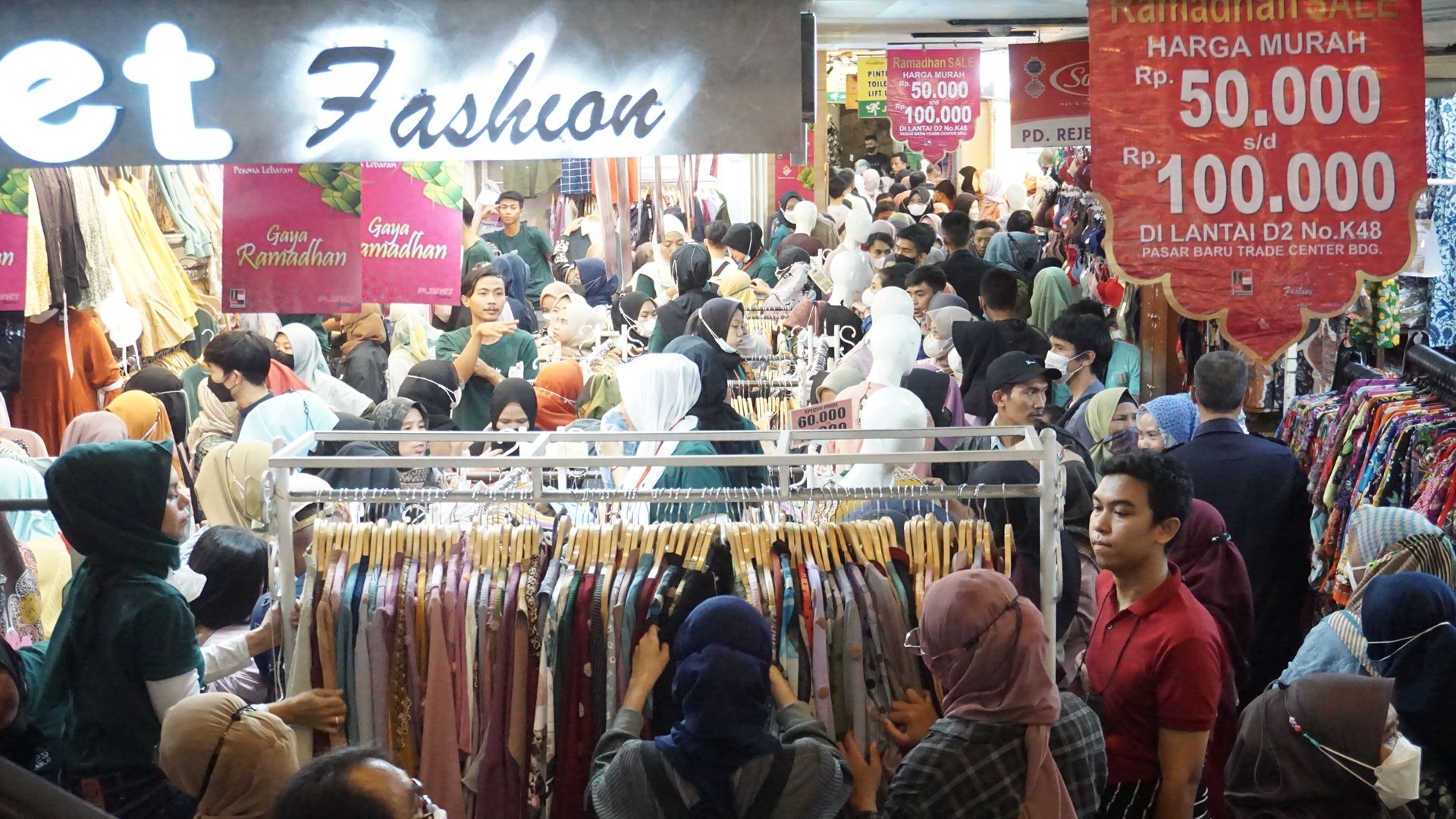 Warga mencari baju baru serta perlengkapan beribadah untuk Idul Fitri 1443 H, di pusat perbelanjaan Pasar Baru, di Jln Otto Iskandardinata, Kota Bandung, Ahad, 24 April 2022./M. Fadlillah/Galamedia