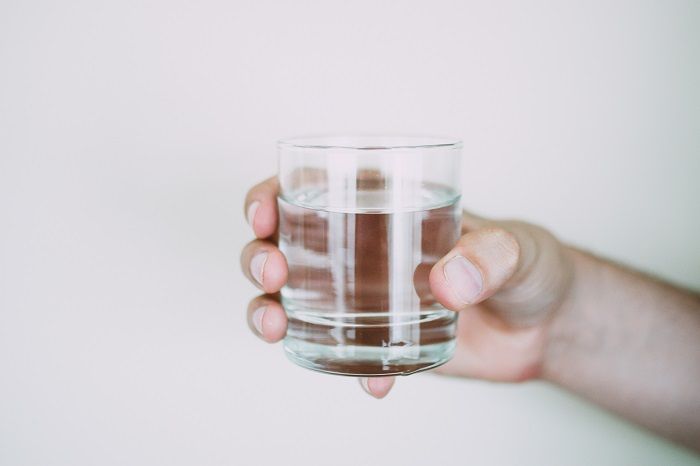 Ilustrasi minum air putih.