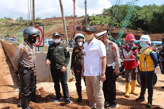  Fomunikasi Pimpinan Daerah Kabupaten Sumedang saat melaksanakan pengecekan Jalur Tol Cisumdawu Seksi 2 dan Seksi 3, Sabtu 23 April 2022..*
