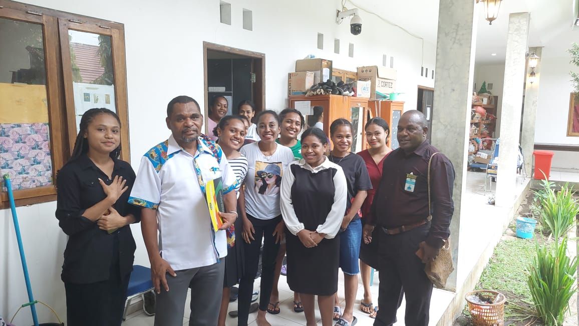 Kepala Bidang Pendidikan Kristen Kanwil Kemnetrian Agama Provinsi Papua, Luksen Jems Mayor, saat bersama mahasiswa Papua di Kota Studi Manado.