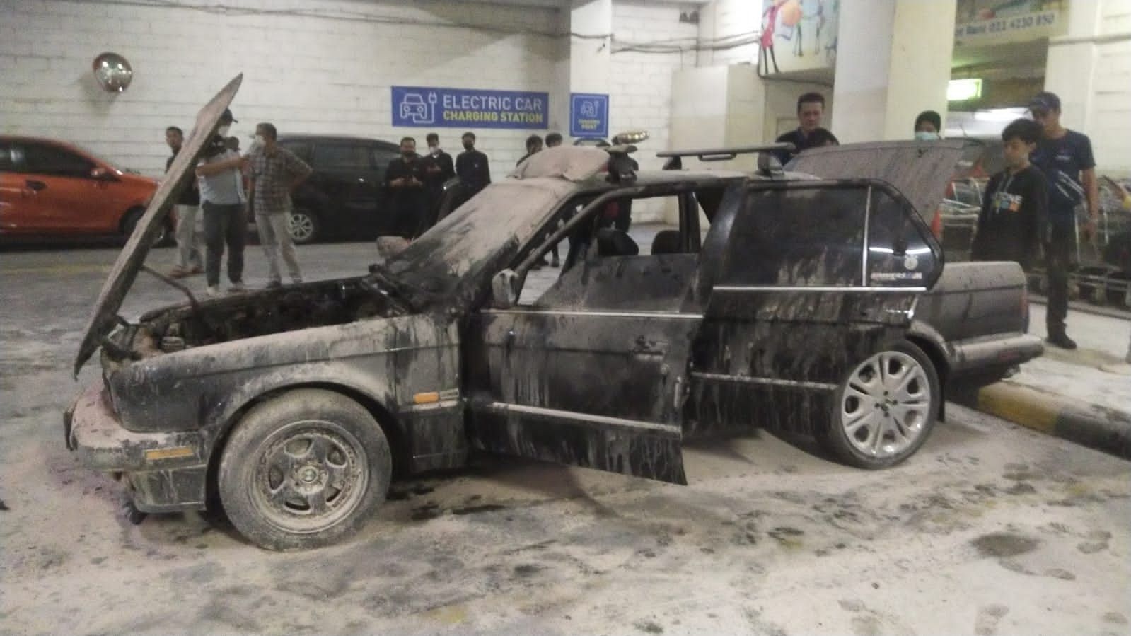 Pemadaman mobil yang terbakar di basement mall BIP Bandung, Minggu 24 April 2022 sudah berhasil dipadamkan.