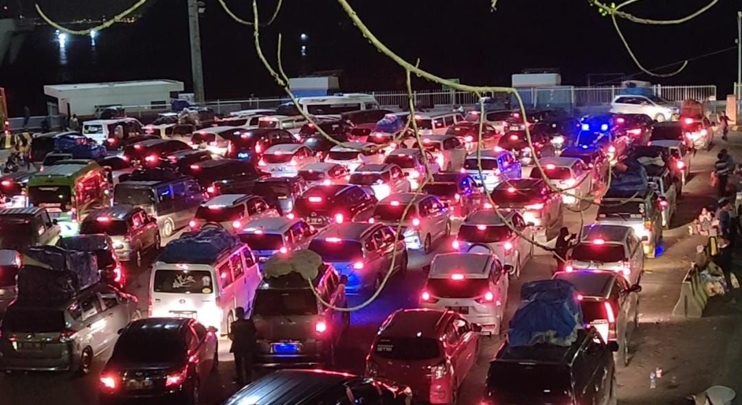 Ratusan kendaraan pribadi yang memadati Dermaga 7 Pelabuhan Merak Banten