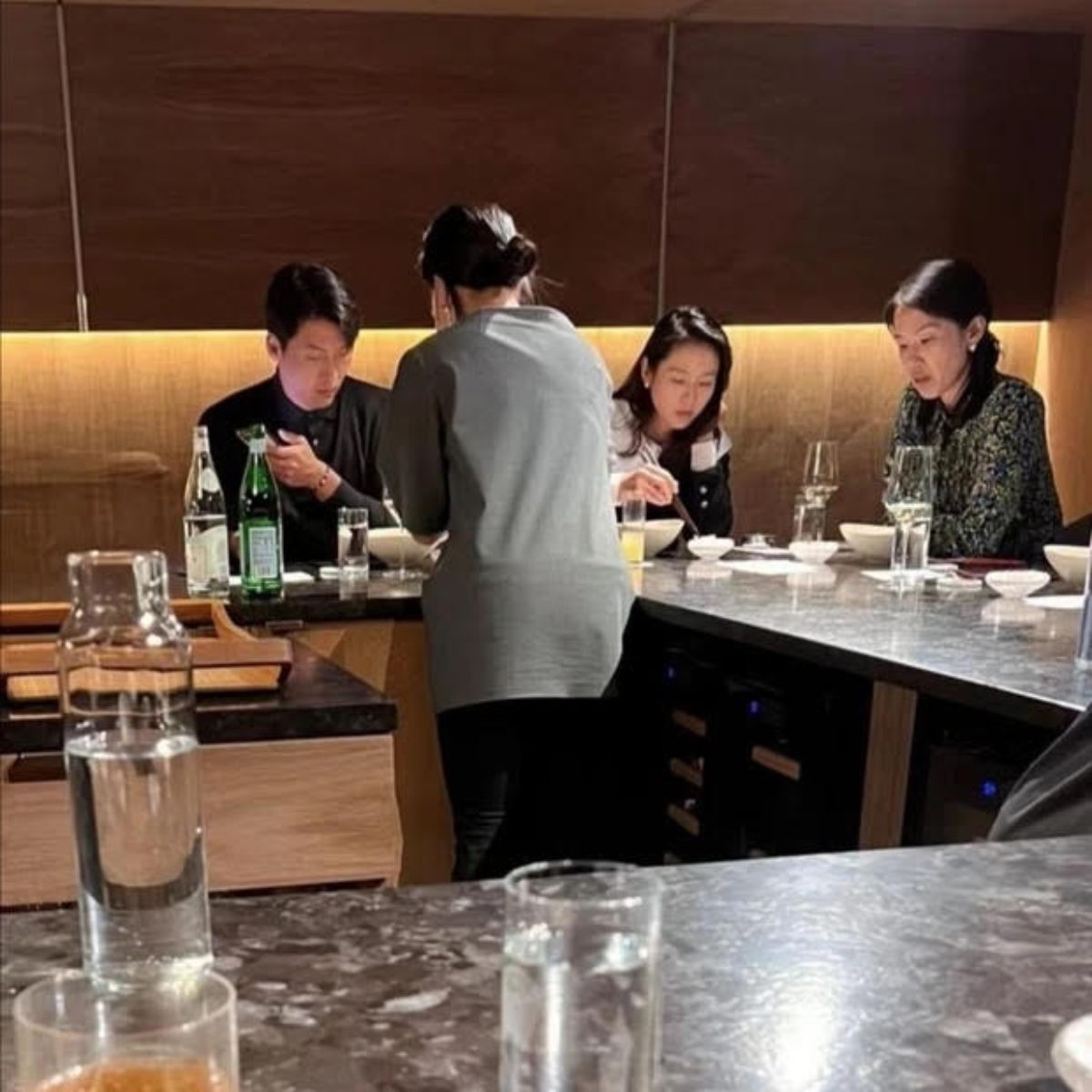 Hyun Bin dan Son Ye Jin kedapatan sedang makan bersama teman