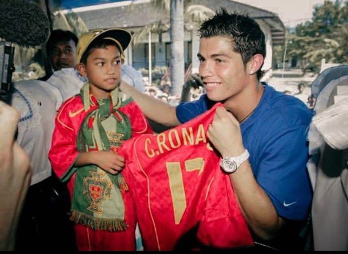 Martunis saat masih kecil menerima jersey langsung dari Christiano Ronaldo