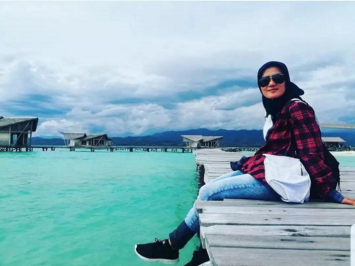 Pose santai Bupati Lebak, Banten, Iti Octavia Jayabaya, di akun Instagram @viajayabaya, mengajak masyarakat Lebak ngabuburit plus mendapat hadiah menarik dari BPBD Lebak, Selasa (26/4/2022).