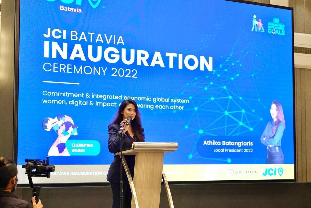 Athika Batangtaris saat berpidato dalam JCI Batavia Inauguration Ceremony 2022