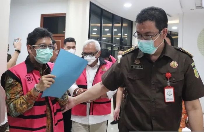 Penyidik dari Aspidsus Kejati DKI Jakarta sita satu kontainer barang bukti kasus ekspor minyak goreng, Senin, 25 April 2022.